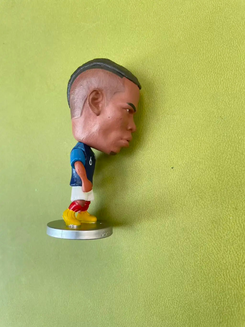 Boneco Jogador de Futebol em Resina 6,5cm — Enfeite para Carro Copa 2026