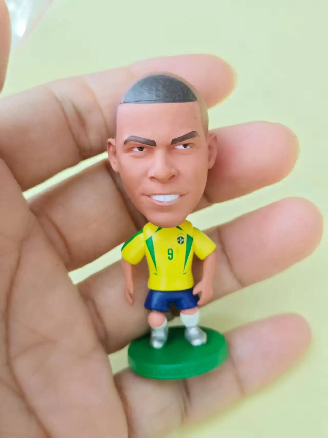 Boneco Jogador de Futebol em Resina 6,5cm — Enfeite para Carro Copa 2026
